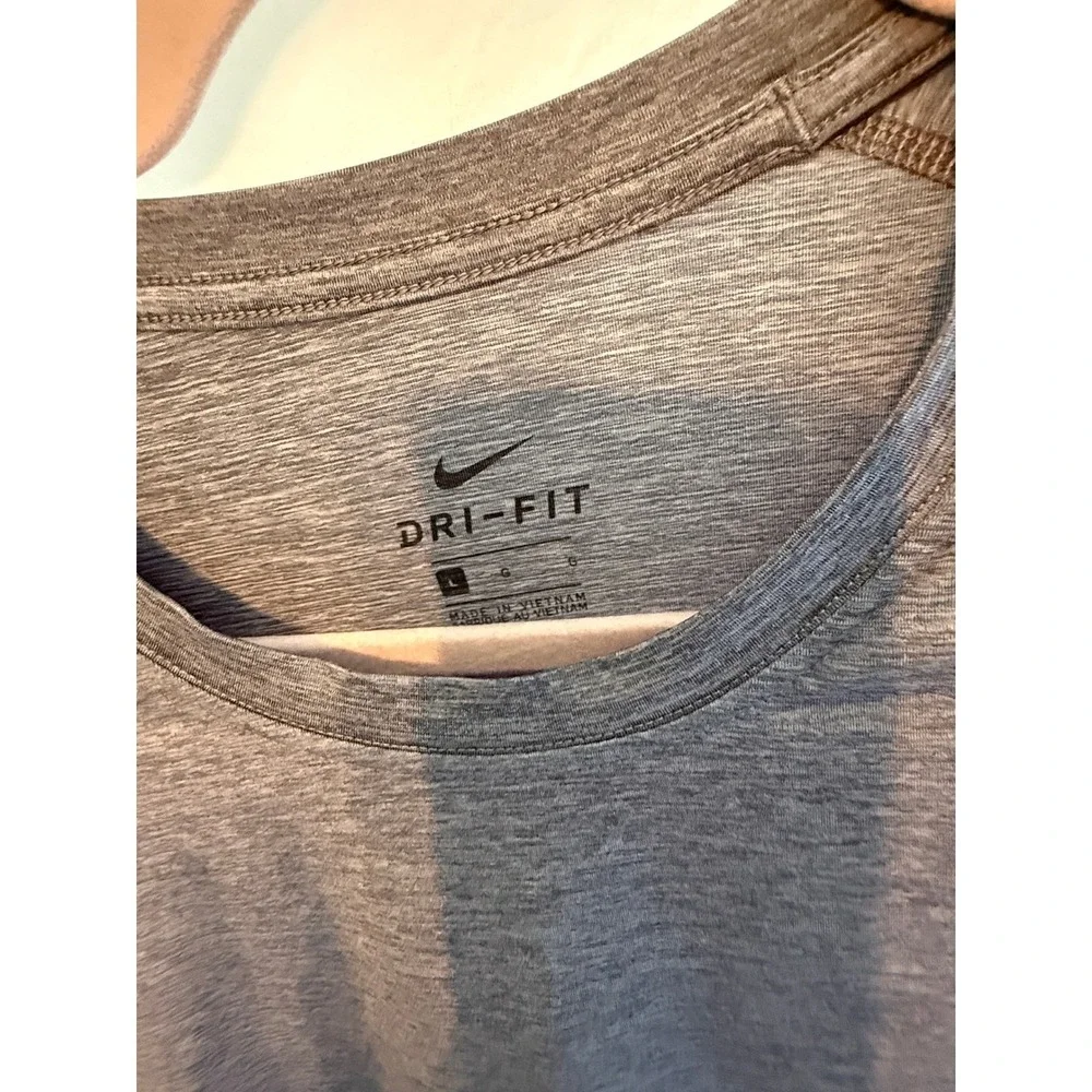 Nike Dri-FIT Mens Training Shirt Heather Grey Short Sleeve Swoosh Logo Large